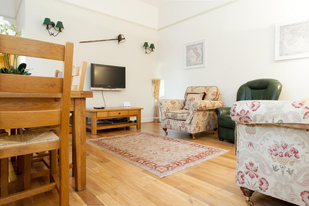 Loch Ness Moat House Apartments Fort Augustus Exterior photo
